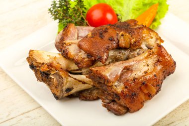 Kavrulmuş domuz diz dijon hardal sos ile