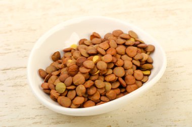 Yemek pişirmek için hazır kapta çiğ mercimek