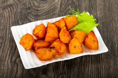 Otlu fırında patates.