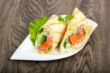 Somon ekmek rulo peynir ile