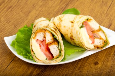 Tavuk ekmek rulo salata yaprakları ile