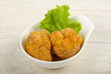 Ahşap arka plan üzerinde diyet gevrek karnabahar