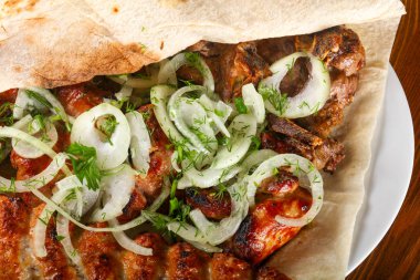 Domuz Barbekü kebap ahşap arka plan üzerinde