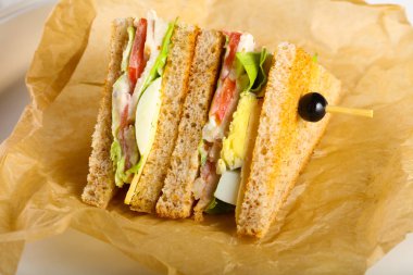 Club sandviç et, peynir ve sebze ile