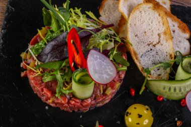 Çiğ biftek tartar Bıldırcın yumurta hizmet