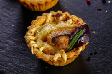 Fırında mantar ve peynir ile kanepe