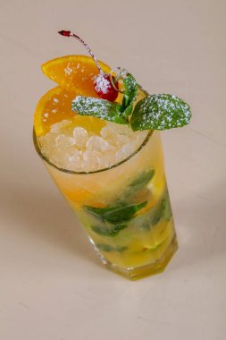 Mojito ile portakal kiraz hizmet