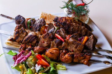 Barbekü et ve sebze tabağı.