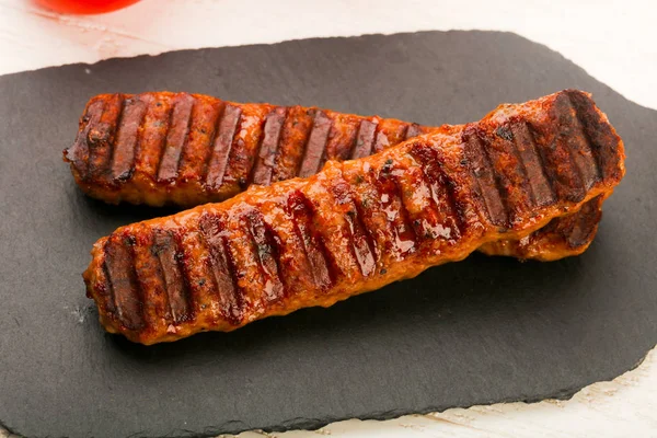 Salsichas Carne Grelhada Sobre Fundo Madeira — Fotografia de Stock