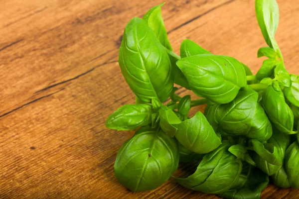 Basil Daun Atas Kayu Latar — Stok Foto