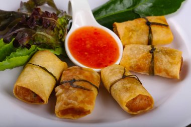 Karides ve sebze ile geleneksel Asya böreği