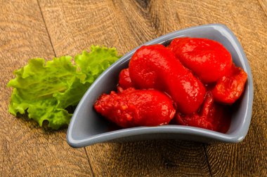 Kase suyu ile soyulmuş domates