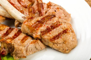 Salata yaprakları servis domates soslu kuzu ızgara