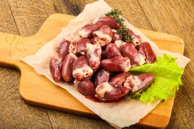 Çiğ tavuk kalbi kekik dalıyla istiflenmiş.