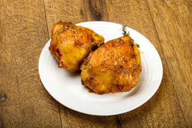 Kavrulmuş tavuk uyluk baharat ve soya sosu ile
