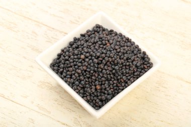 Kase üzerinde ahşap yemek pişirmek için hazır siyah mercimek