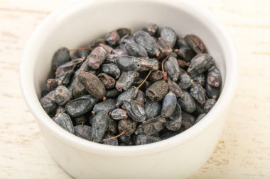 Ahşap arka plan üzerinde kase kuru kızamık