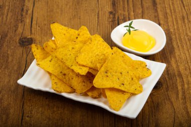 Nacho peynirli sos ile