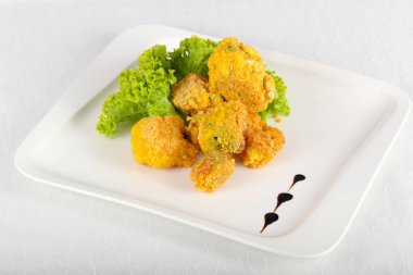 Fried brokoli salata yaprakları ile