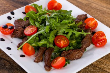 Ruccola ve domates ile sığır eti