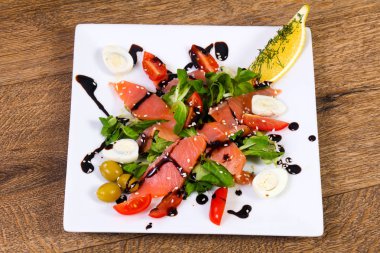 Somon salatası yumurta ve Balzamico