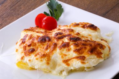 Patates graten peynirli domates hizmet