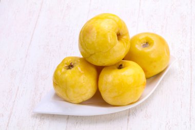 Kabın içinde turşu sarı elma