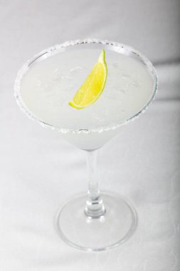 Cocktaile Margareta beyaz masa arka plan üzerinde