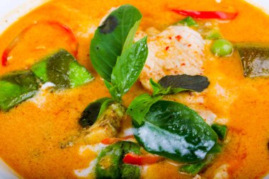 Fesleğen yaprakları ve tavuk ile kırmızı köri