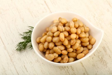 Dereotu şubesi ile kasede beyaz börülce