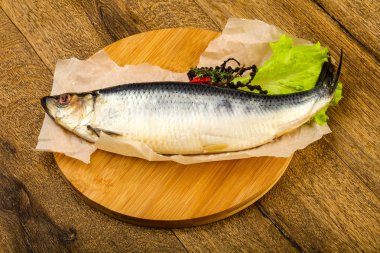 Biber ve baharatlı tuzlu ringa balığı.