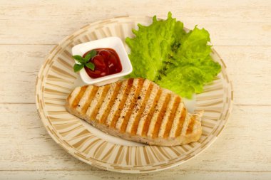 Baharatlar ve sos ızgara hindi biftek