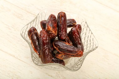 Meyve kabında tatlı hurmalar.