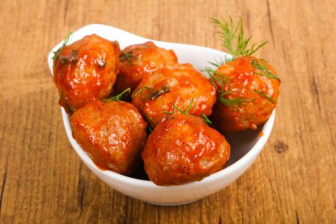 Dereotu, domates soslu köfte servis