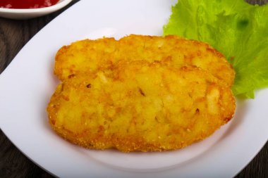 Ahşap arka plan üzerinde patates pancakes