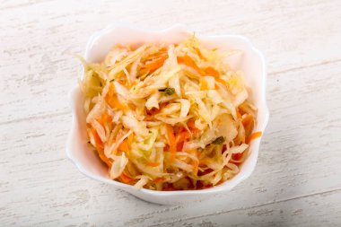 Ahşap arka plan üzerinde çiğ lahana turşusu