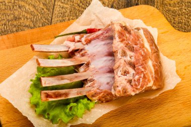 Ham kuzu kaburga ile biber yemek pişirmek için hazır