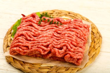 Çiğ kıyma et kekik ve acı biber ile