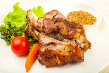 Kavrulmuş domuz diz dijon hardal sos ile