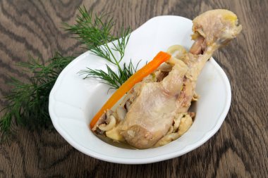 Dereotu servis haşlanmış tavuk budu