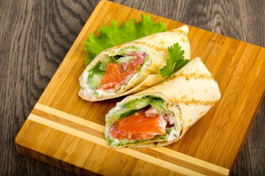 Somon ekmek rulo peynir ile