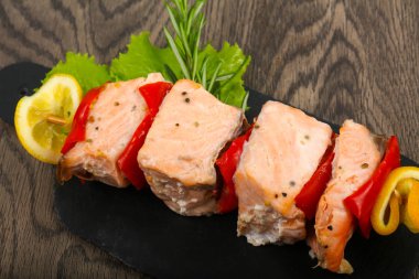 Biber ve limon ile som balığı şiş