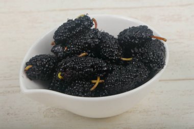 Ahşap arka plan üzerinde siyah dut yığın