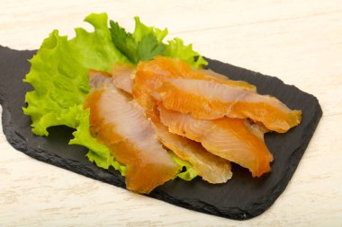 Füme yayın balığı fileto carpaccio