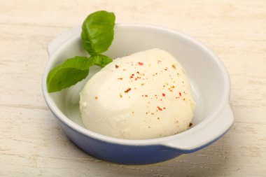 Fesleğen yaprakları ile Mozzarella peyniri
