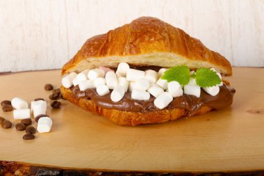 Kruvasan şekerleme ve çikolata ile