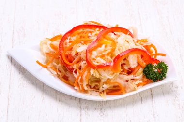 Kabın içinde geleneksel fermente lahana lahana turşusu