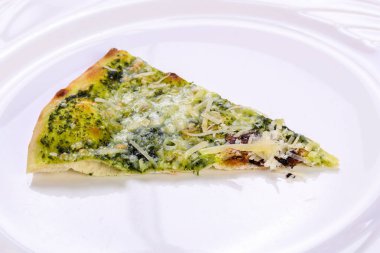 Pesto ve peynirli pizza