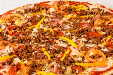 Kıyılmış et ve sebze pizza