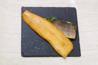 Baharat ile tuzlu beyaz balık füme